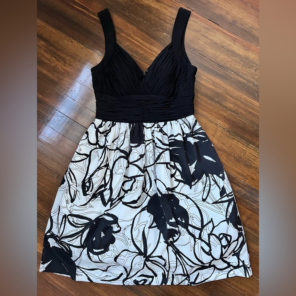 Black & White Sleeveless V-Neck Dress